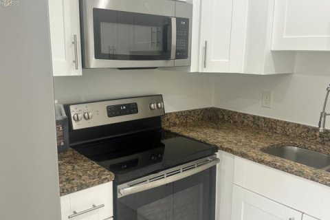 Condo in Palm Springs, Florida, 2 bedrooms № 2177086 - photo 16
