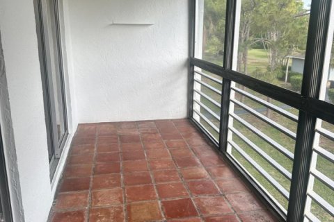Condo in Palm Springs, Florida, 2 bedrooms № 2177086 - photo 14