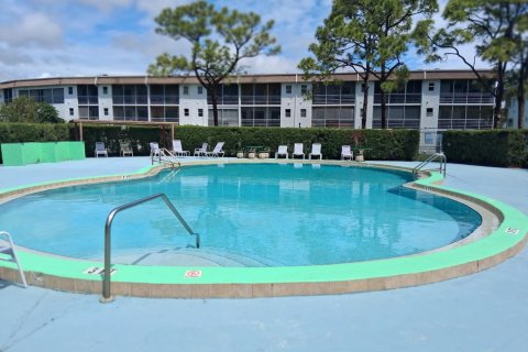Condo in Palm Springs, Florida, 2 bedrooms № 2177086 - photo 20