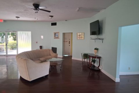 Condo in Palm Springs, Florida, 2 bedrooms № 2177086 - photo 25