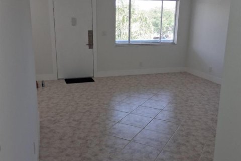 Condo in Palm Springs, Florida, 2 bedrooms № 2177086 - photo 4