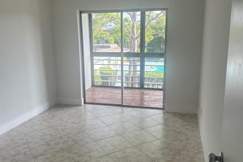 Condo in Palm Springs, Florida, 2 bedrooms № 2177086 - photo 9