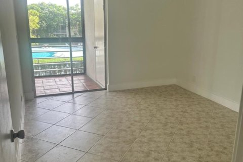 Condo in Palm Springs, Florida, 2 bedrooms № 2177086 - photo 10