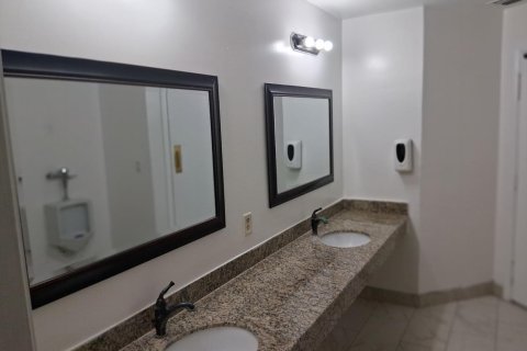 Condo in Palm Springs, Florida, 2 bedrooms № 2177086 - photo 23