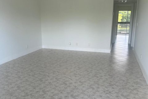 Condo in Palm Springs, Florida, 2 bedrooms № 2177086 - photo 6