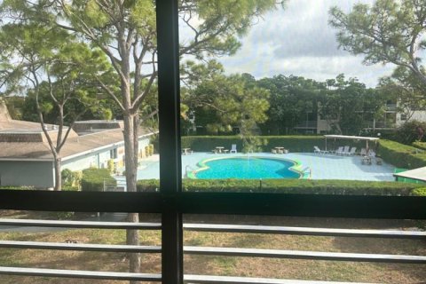 Condo in Palm Springs, Florida, 2 bedrooms № 2177086 - photo 15
