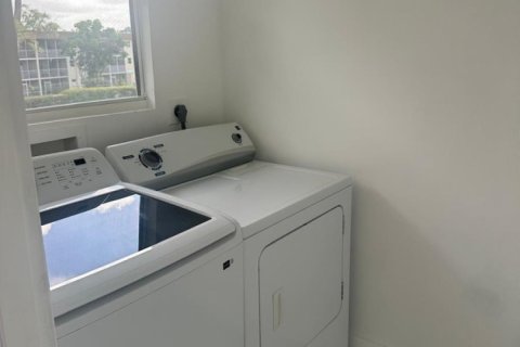 Condo in Palm Springs, Florida, 2 bedrooms № 2177086 - photo 13