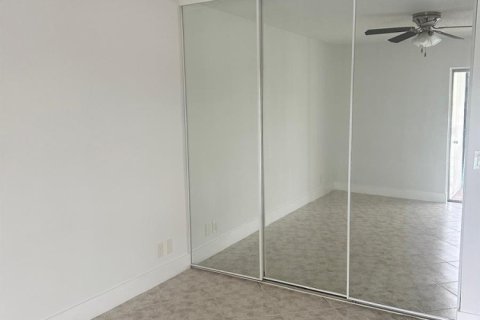 Condo in Palm Springs, Florida, 2 bedrooms № 2177086 - photo 11