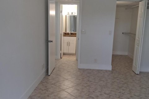 Condo in Palm Springs, Florida, 2 bedrooms № 2177086 - photo 3