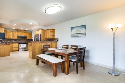 Condo in Miami Beach, Florida, 2 bedrooms № 1976233 - photo 13