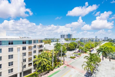 Condo in Miami Beach, Florida, 2 bedrooms № 1976233 - photo 22