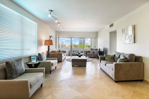 Condo in Miami Beach, Florida, 2 bedrooms № 1976233 - photo 11