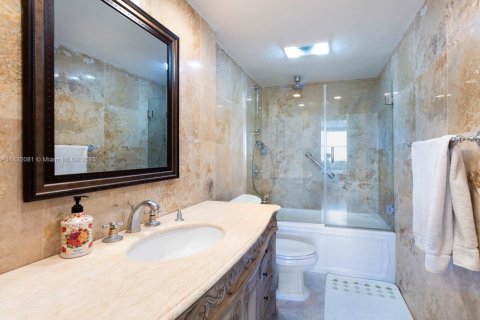 Condo in Miami Beach, Florida, 2 bedrooms № 1976233 - photo 17