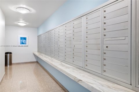 Condo in Miami Beach, Florida, 2 bedrooms № 1976233 - photo 23