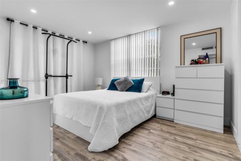 Condo in Miami, Florida, 2 bedrooms  № 1954059 - photo 11