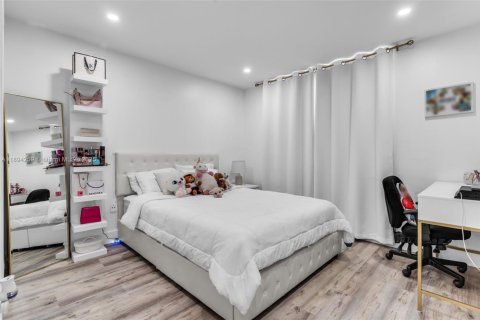Condo in Miami, Florida, 2 bedrooms  № 1954059 - photo 14