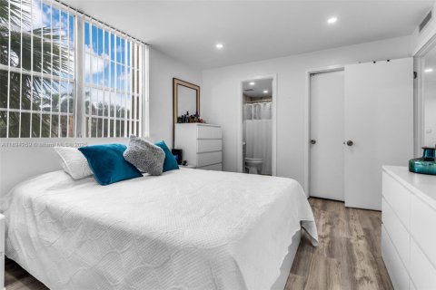 Condo in Miami, Florida, 2 bedrooms  № 1954059 - photo 12
