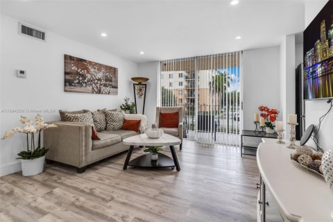 Condo in Miami, Florida, 2 bedrooms  № 1954059 - photo 2
