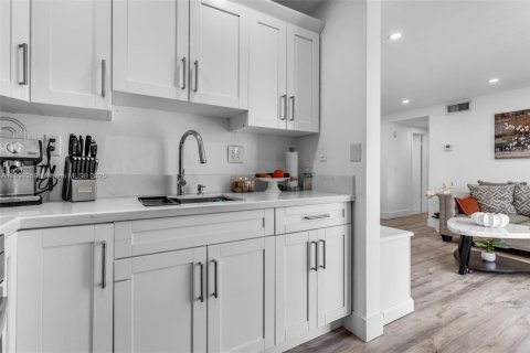 Condo in Miami, Florida, 2 bedrooms  № 1954059 - photo 9