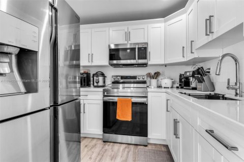 Condo in Miami, Florida, 2 bedrooms  № 1954059 - photo 8