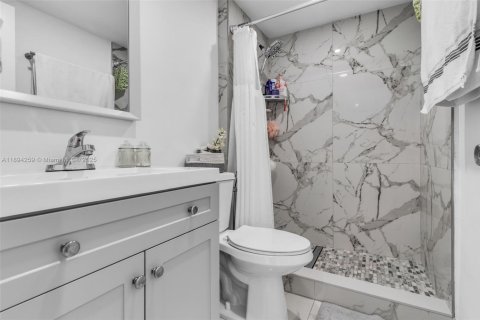 Condo in Miami, Florida, 2 bedrooms  № 1954059 - photo 13