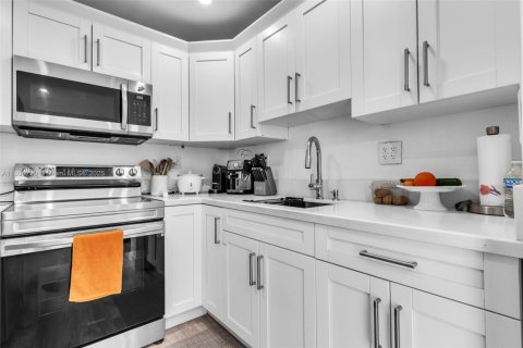Condo in Miami, Florida, 2 bedrooms  № 1954059 - photo 7