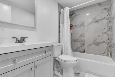 Condo in Miami, Florida, 2 bedrooms  № 1954059 - photo 10