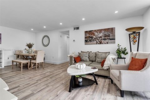 Condo in Miami, Florida, 2 bedrooms  № 1954059 - photo 5