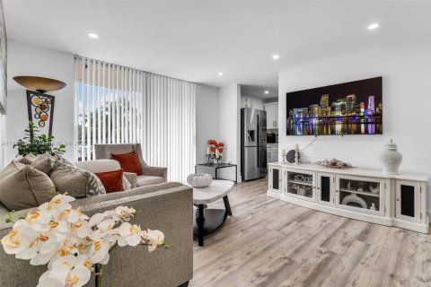 Condo in Miami, Florida, 2 bedrooms  № 1954059 - photo 1