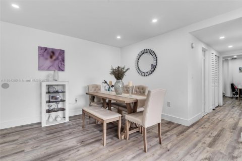 Condo in Miami, Florida, 2 bedrooms  № 1954059 - photo 4