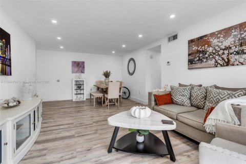 Condo in Miami, Florida, 2 bedrooms  № 1954059 - photo 6