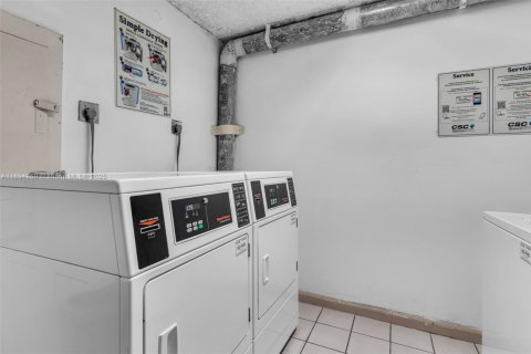 Condo in Miami, Florida, 2 bedrooms  № 1954059 - photo 17