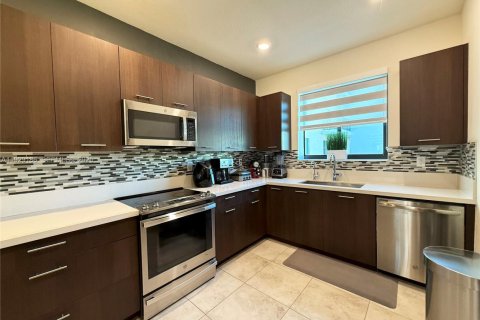 Townhouse in URBANA in Doral, Florida 3 bedrooms, 259.1 sq.m. № 1989808 - photo 4