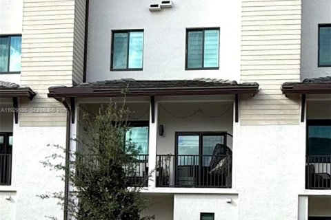 Townhouse in URBANA in Doral, Florida 3 bedrooms, 259.1 sq.m. № 1989808 - photo 1