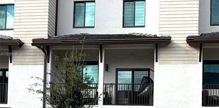 Townhouse in URBANA in Doral, Florida 3 bedrooms, 259.1 sq.m. № 1989808