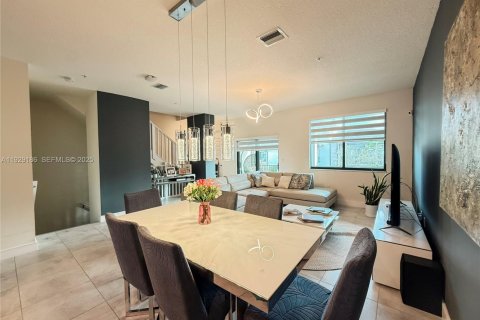 Townhouse in URBANA in Doral, Florida 3 bedrooms, 259.1 sq.m. № 1989808 - photo 5