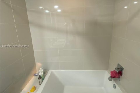 Снять в аренду квартиру в Майами, Флорида 1 спальня, 79.15м2, № 2003132 - фото 9