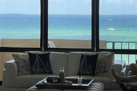 Condo in Lauderdale-by-the-Sea, Florida, 3 bedrooms  № 2068689 - photo 9