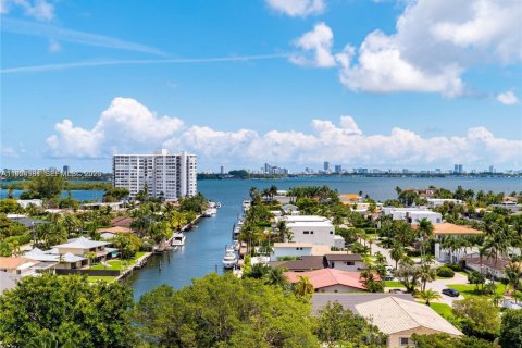 Condo in North Miami, Florida, 2 bedrooms  № 2011114 - photo 5