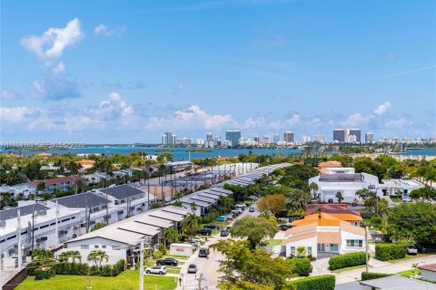 Condo in North Miami, Florida, 2 bedrooms  № 2011114 - photo 26