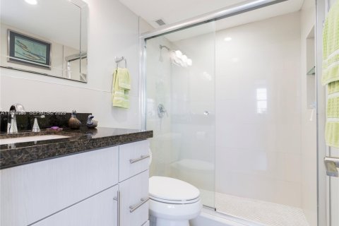 Condo in North Miami, Florida, 2 bedrooms  № 2011114 - photo 25