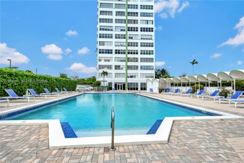 Condo in North Miami, Florida, 2 bedrooms  № 2011114 - photo 27