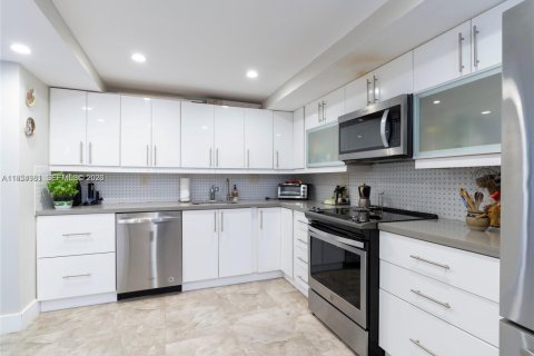 Condo in North Miami, Florida, 2 bedrooms  № 2011114 - photo 17