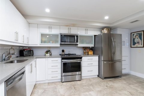 Condo in North Miami, Florida, 2 bedrooms  № 2011114 - photo 15