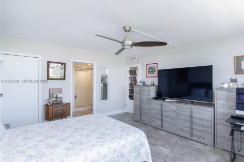 Condo in North Miami, Florida, 2 bedrooms  № 2011114 - photo 20