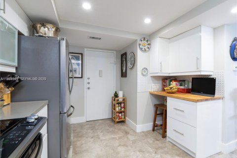 Condo in North Miami, Florida, 2 bedrooms  № 2011114 - photo 16