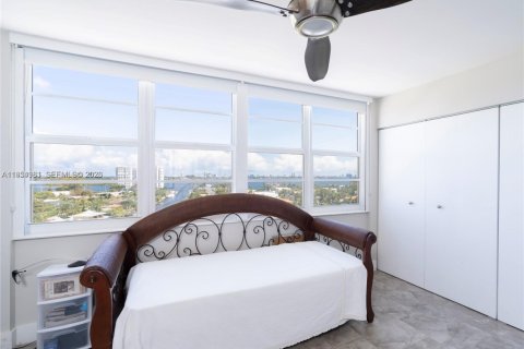 Condo in North Miami, Florida, 2 bedrooms  № 2011114 - photo 24