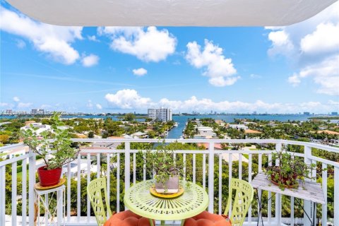 Condo in North Miami, Florida, 2 bedrooms  № 2011114 - photo 4