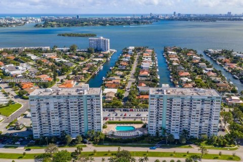 Condo in North Miami, Florida, 2 bedrooms  № 2011114 - photo 2