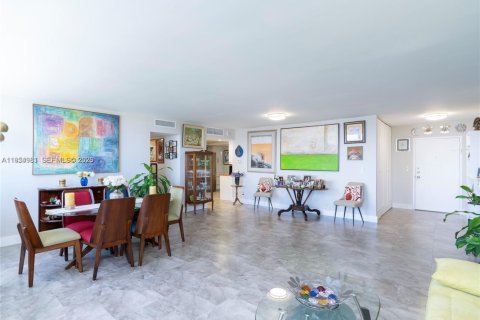 Condo in North Miami, Florida, 2 bedrooms  № 2011114 - photo 11